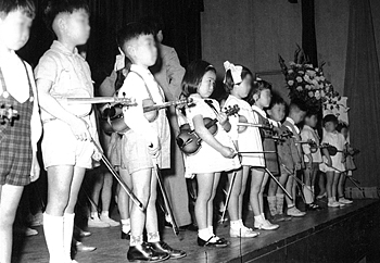 発表会で（左から４人め／５歳）