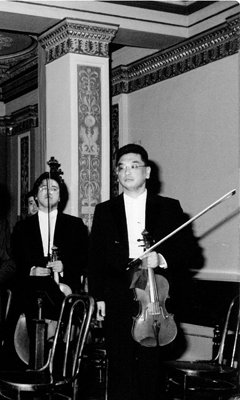 ウィーン・ブラームスザールにて（右／ 32、3歳）